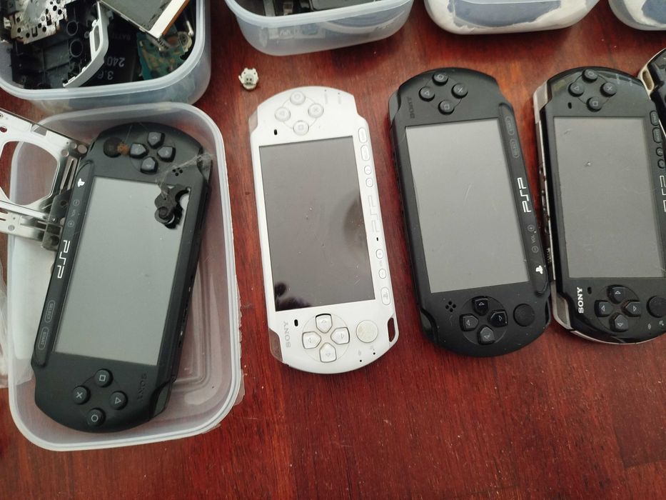 Vendo lote de PSP alguns a funcionar e bastante peças para reposição