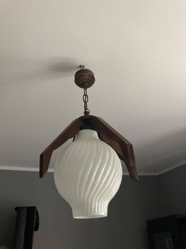 Lampa wiszaca bialy  klosz spawna