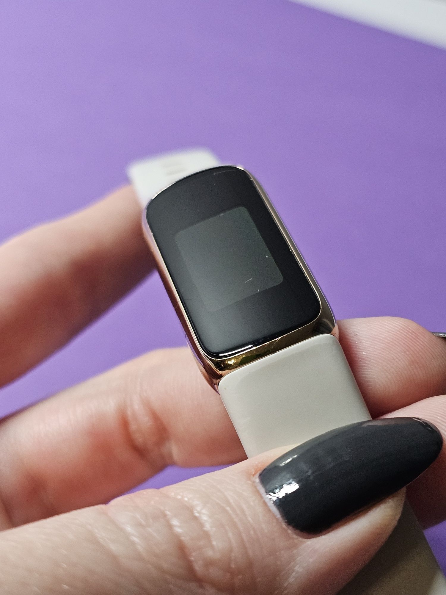 Fitbit Luxe Lunar White - найелегантніший фітнес-браслет