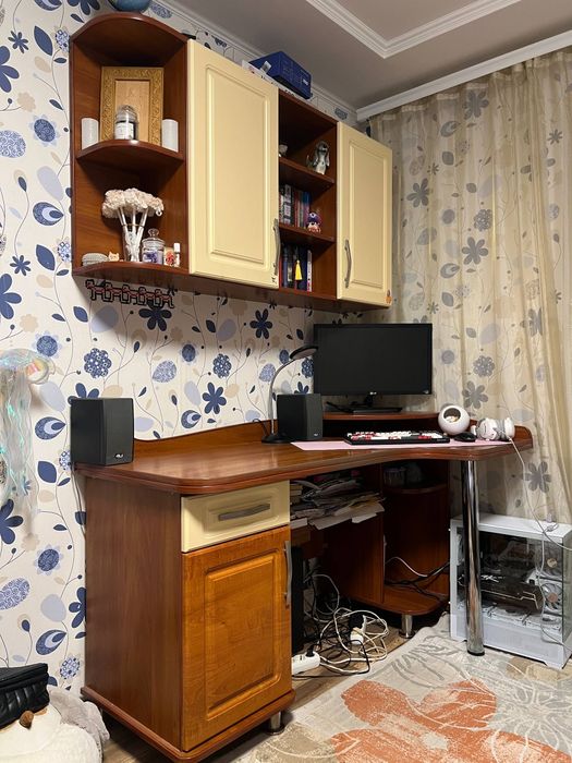 Комп'ютерний стіл з тумбою