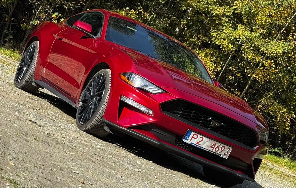 Ford Mustang Europa skóra felgi 20 cali rubi red perła