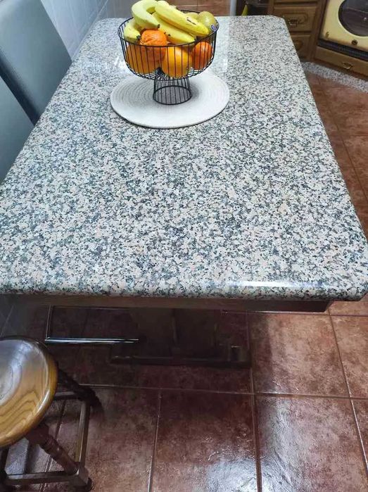 Mesa de Granito (Rosa) com Base em Castanho – Desmontável