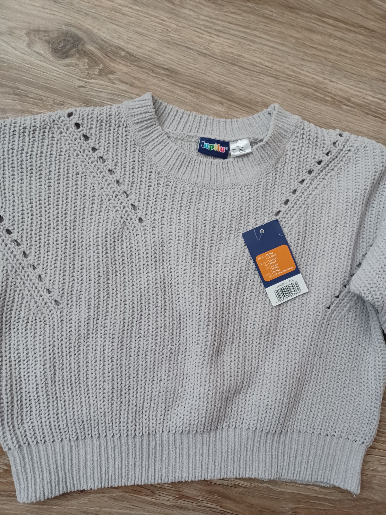 Nowy sweter dziecię rozmiar 98/104