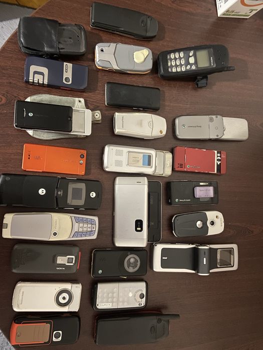 Лот разных мобильных телефонов