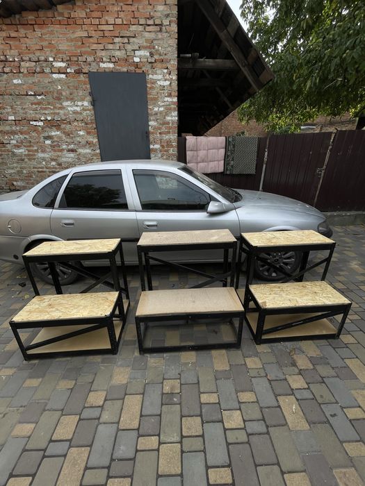 Стелажі, полиці, вітрини