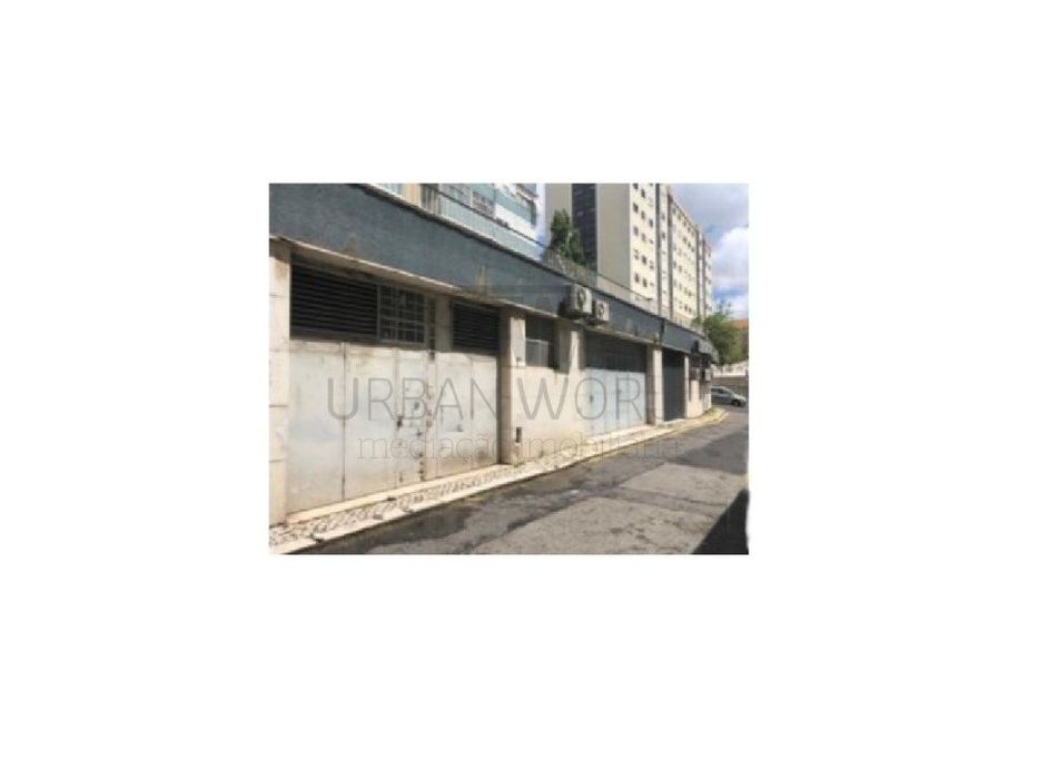 Garagem Transformada em Armazém, Benfica, Lisboa, 1.024m2