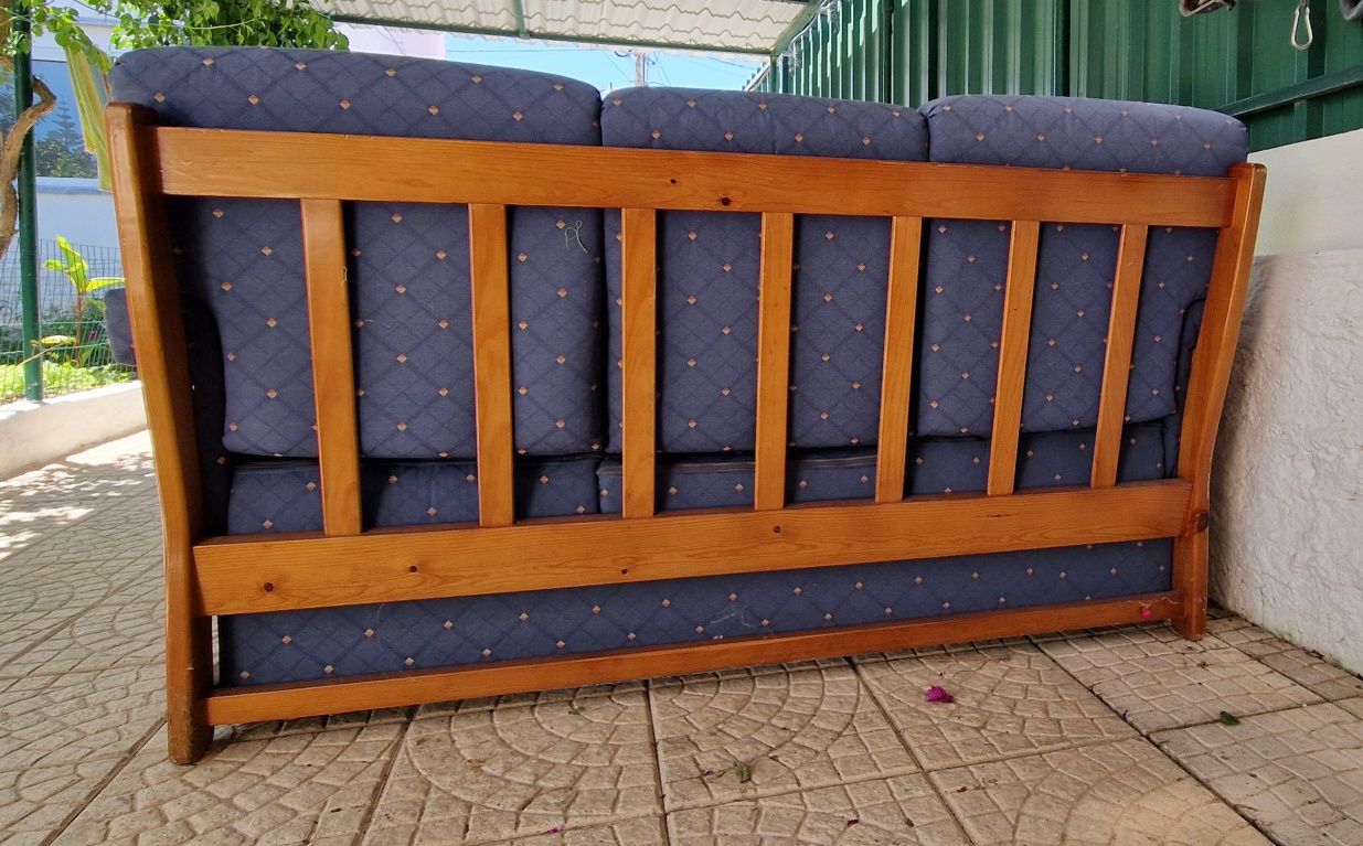 Sofá - cama de tecido e madeira.