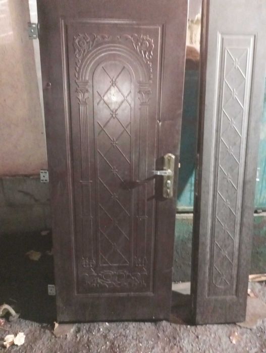 Входные двери б.у дверь и притворная планка.