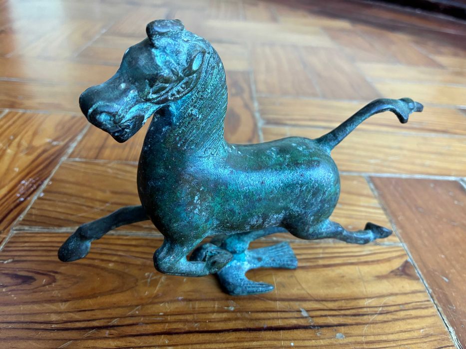 Cavalo sobre pomba em bronze