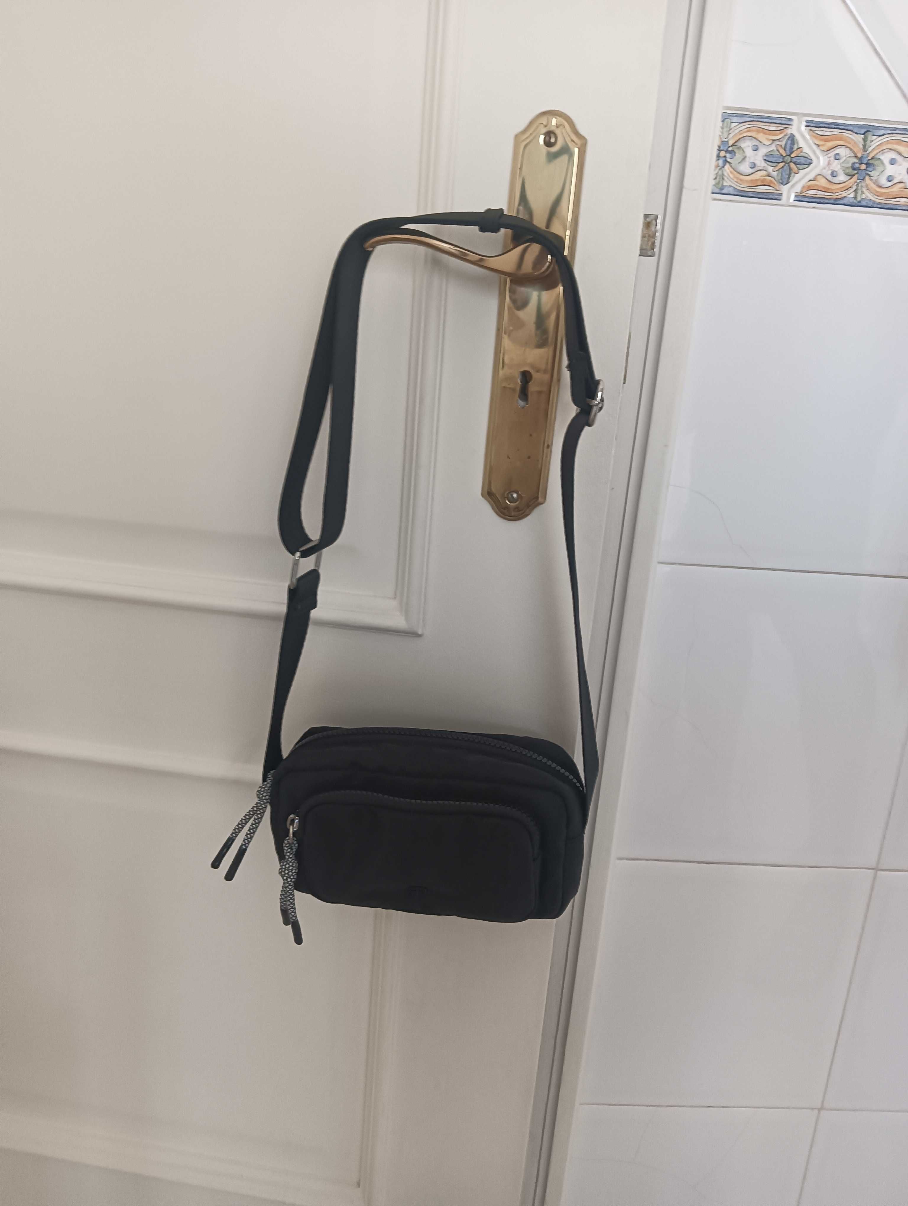 Mala preta tiracolo Parfois