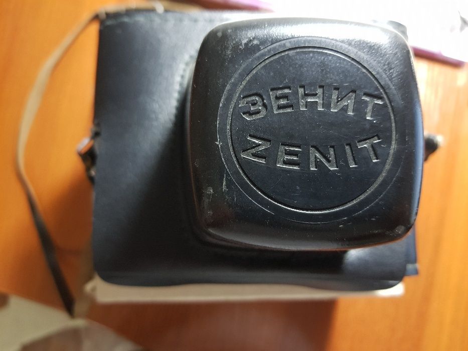 Продам зеркальный фотоаппарат Зенит -Е полный комплект