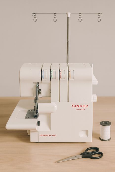 Máquina de Costura SINGER Ultralock 14SH654 – Como Nova!