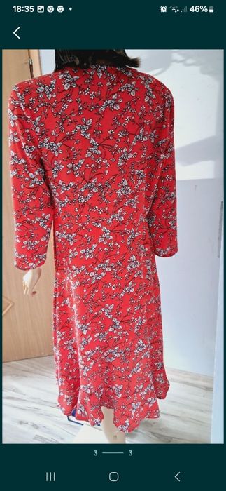 Czerwona sukienka w drobne kwiatki kopertowa