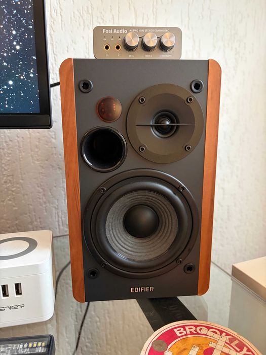 Colunas Edifier R1280Ts com saída para subwoofer