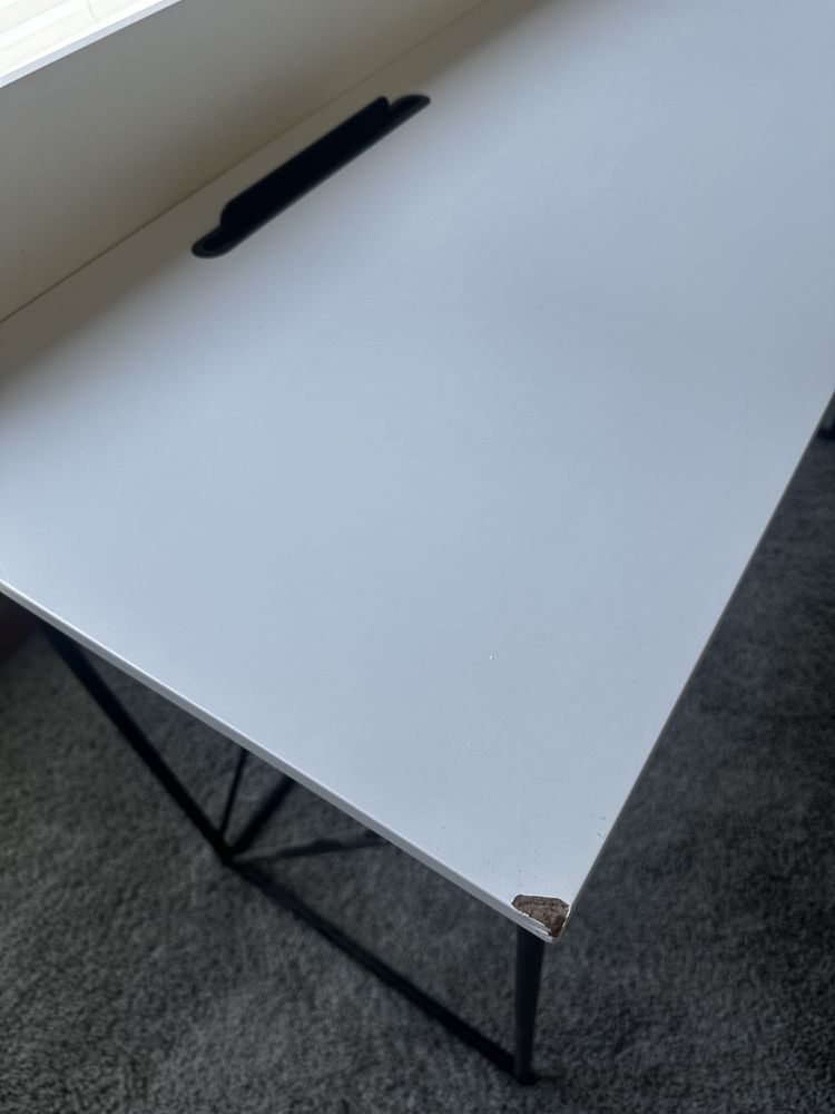 Eleganckie Biurko 120x45 z bialym matowym blatem