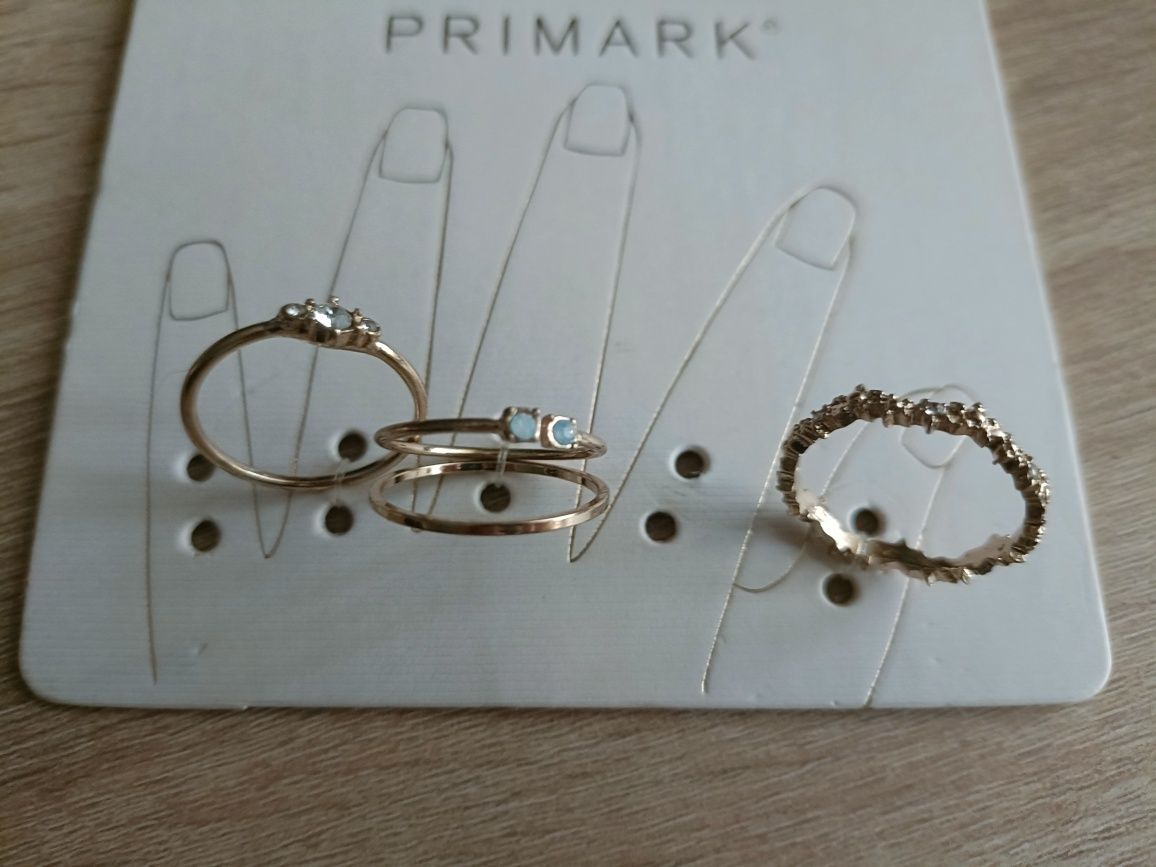 Zestaw 4 pierścionków large w kolorze złotym z Primarka