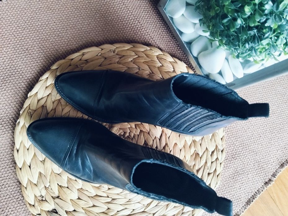 Botins pretos em pele