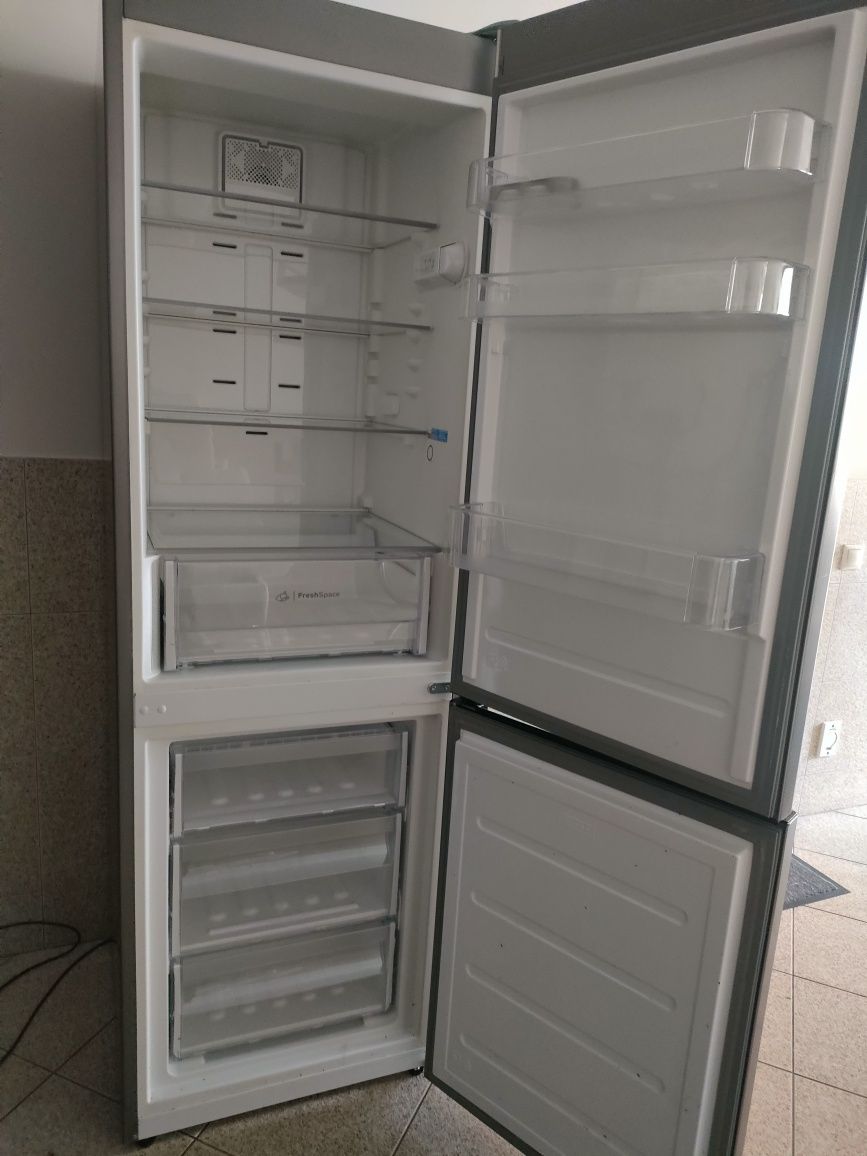 Frigorífico Combinado Total No Frost Indesit