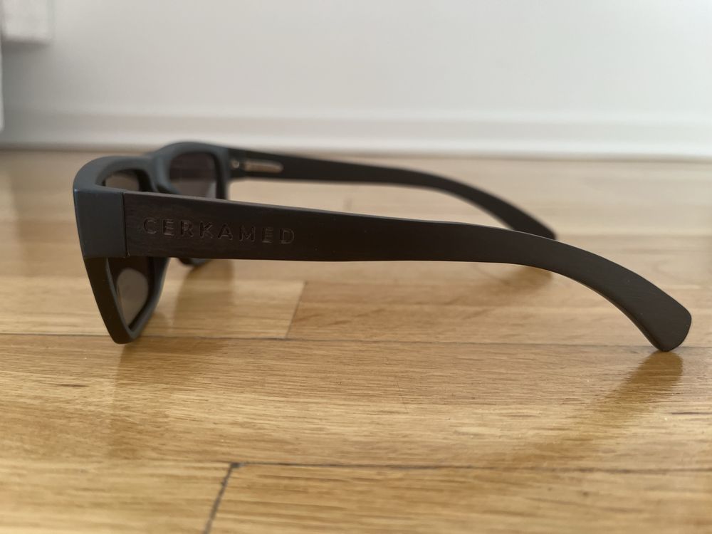 Czarne okulary przeciwsłoneczne wayfarer
