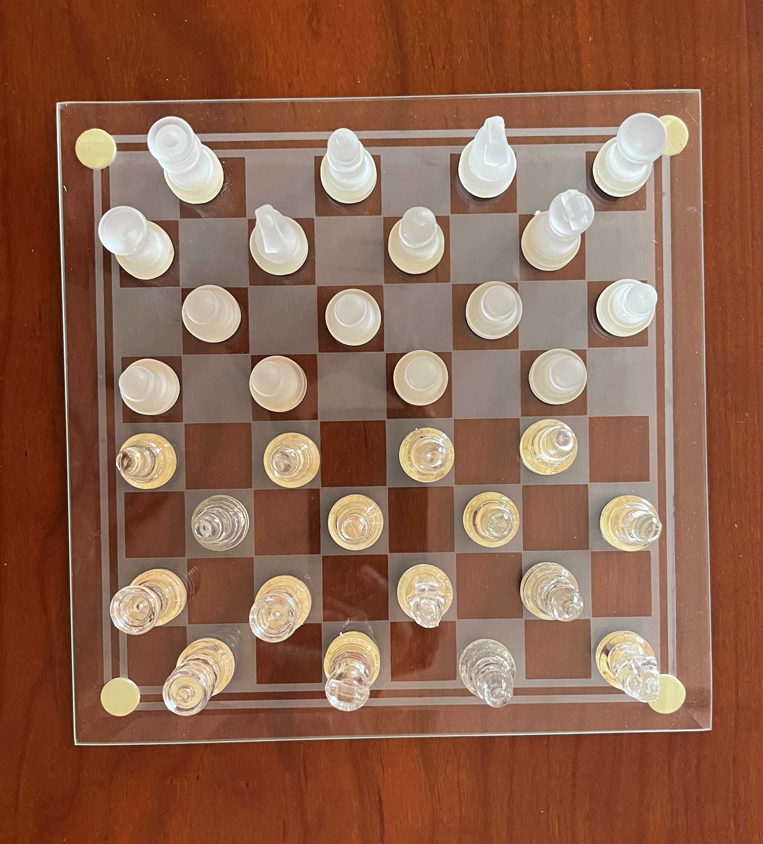 Jogo de tabuleiro xadrez/damas em vidro