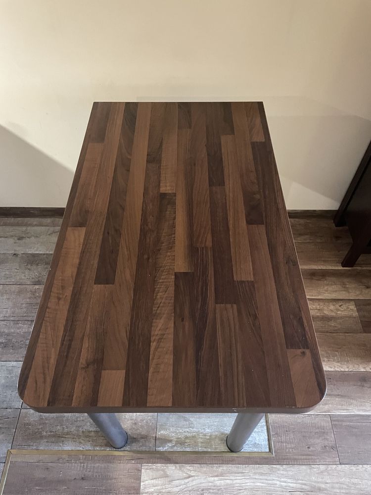 Stół z drewnianej płyty