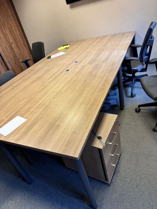 Dwie szafy wnękowe i dwa stoly biurowe i krzesła