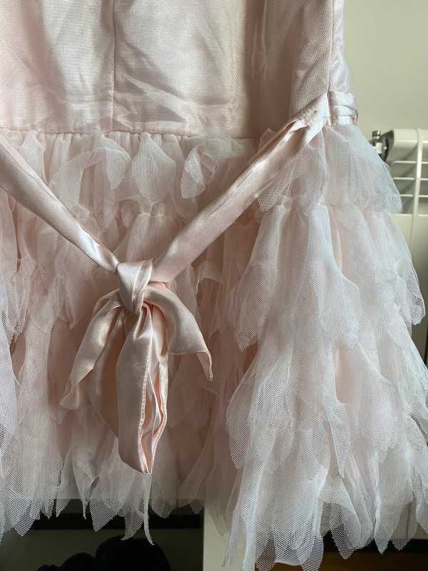 vestido cor-de-rosa com folhos