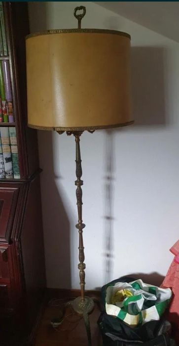 Candeeiro antigo de pé