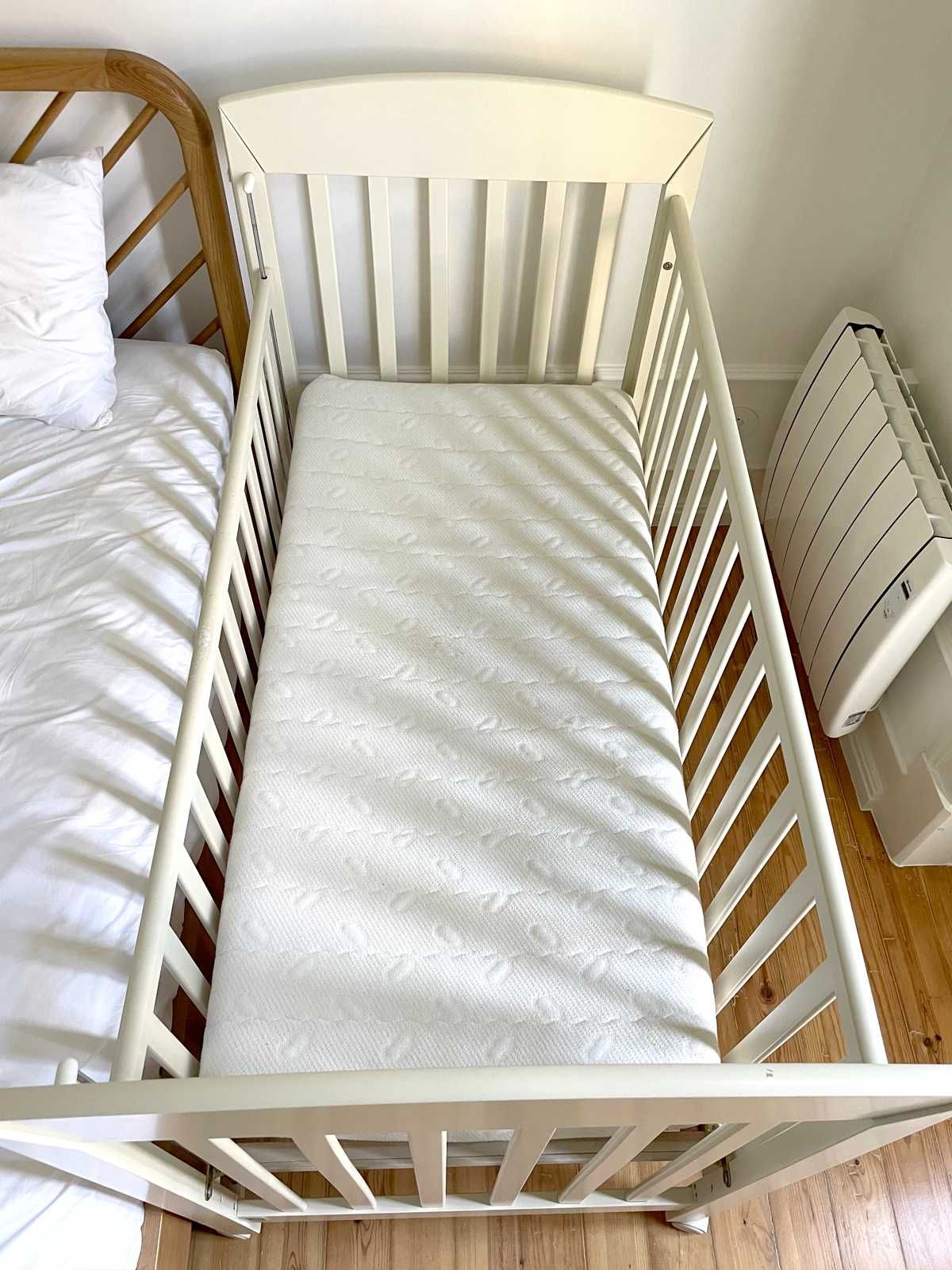 Berço, Cama de grades Madeira branca com Colchão + Protetor de Berço