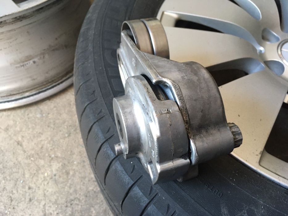 Натяжитель ремня INA,приводного ремня  mercedes W211 3.0cdi OM642