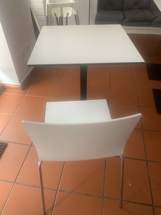 5 mesas e 10 cadeiras