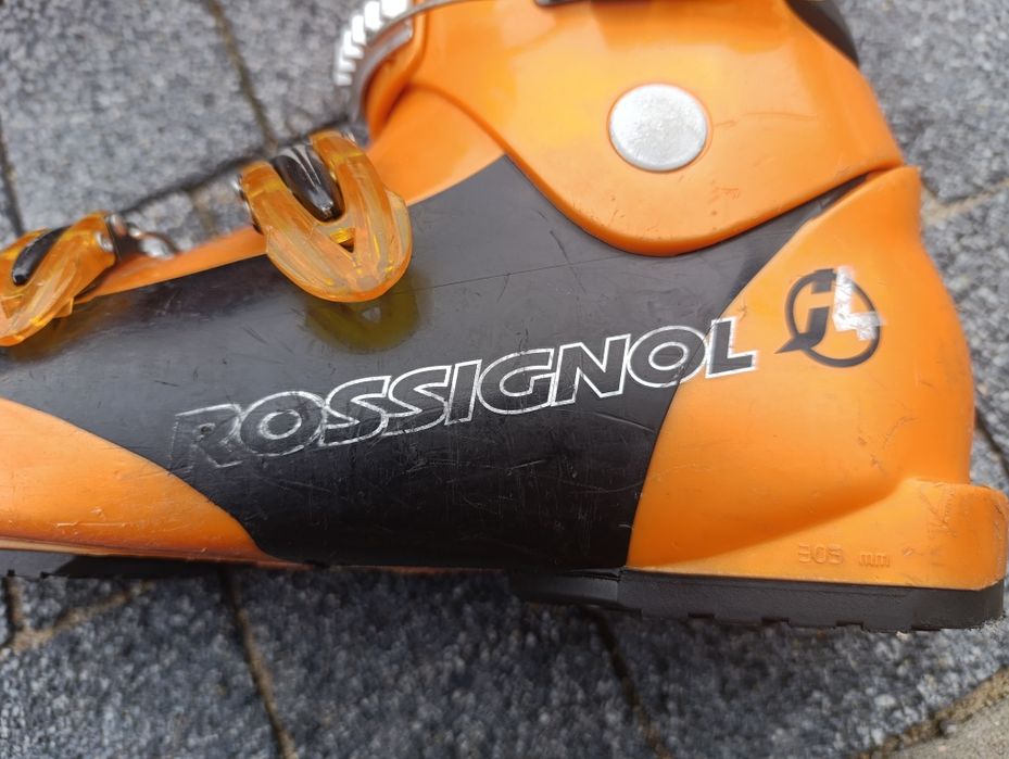 Narty volkl 142 cm. Buty Rossignol oraz kijki 120 cm. Zestaw dla pań.