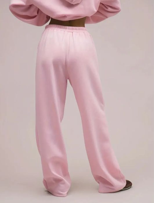 Теплые розовые спортивные оверсайз штаны на флисе клеш