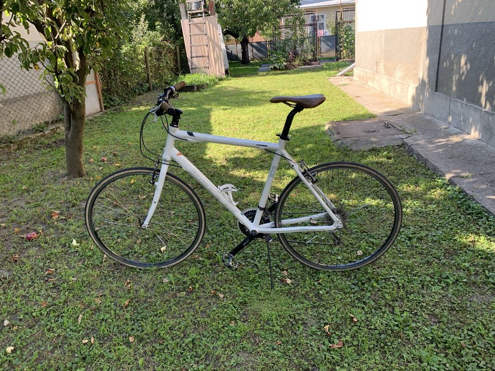 Спортивний велосипед 28 колеса shimano schwalbe рама 57 beone