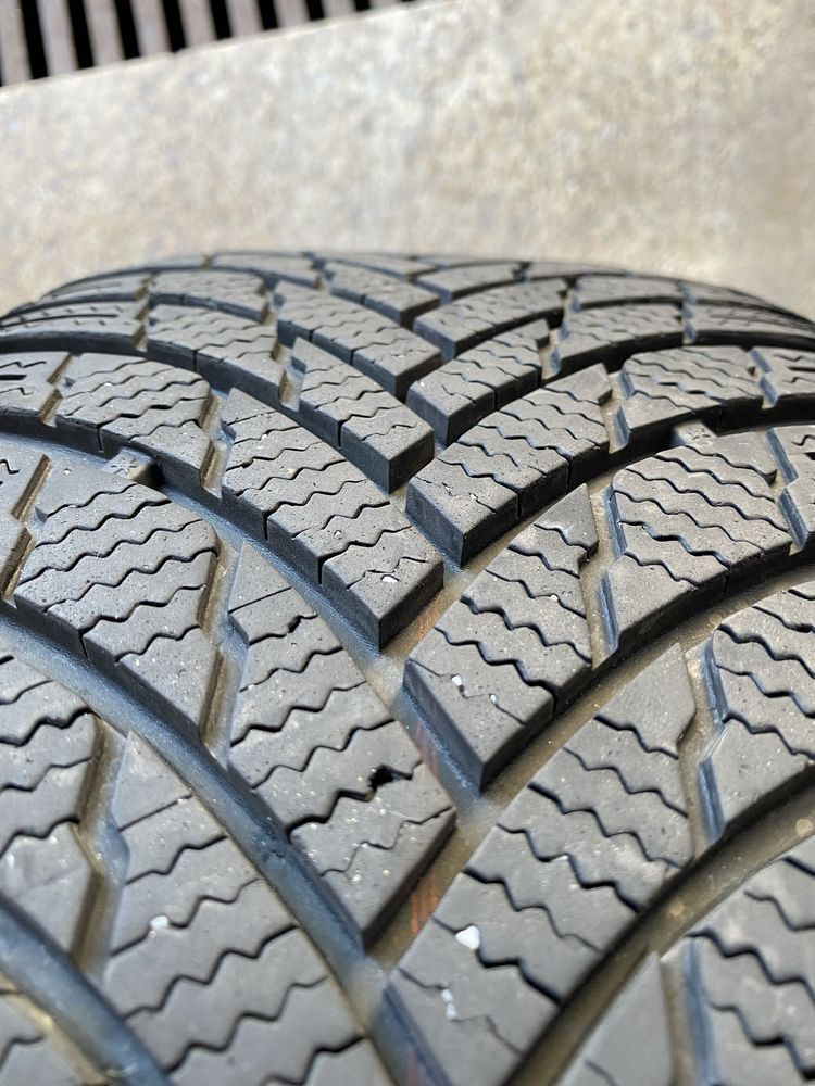 Vendo ou troco pneus de inverno 225/45R17