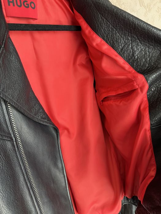Продам кожаную куртку HUGO