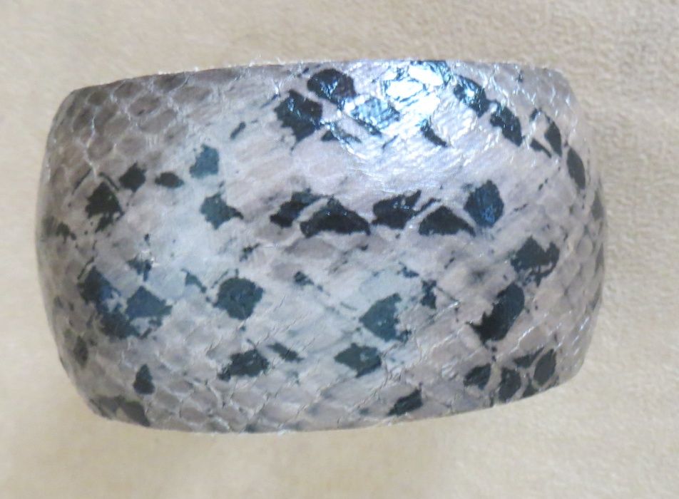 Pulseiras metal 1 larga pele cobra e 1 esférica