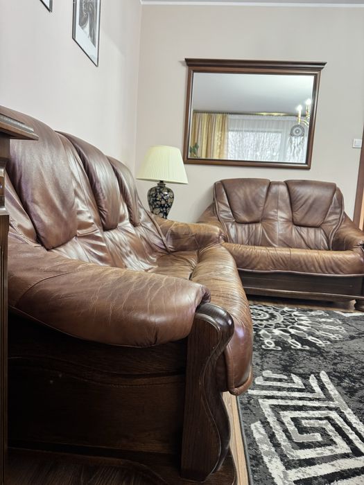 Zestaw wypoczynkowy skórzanych mebli na drewnianym stelarzu 3+2+1