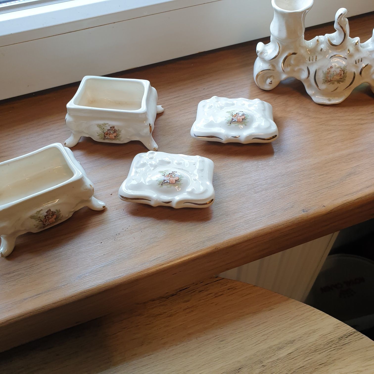 Sprzedam  świecznik i dwie szkatułk z porcelany i