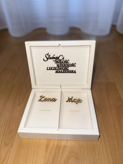 Białe pudełko na koperty i szkatułka na obrączki