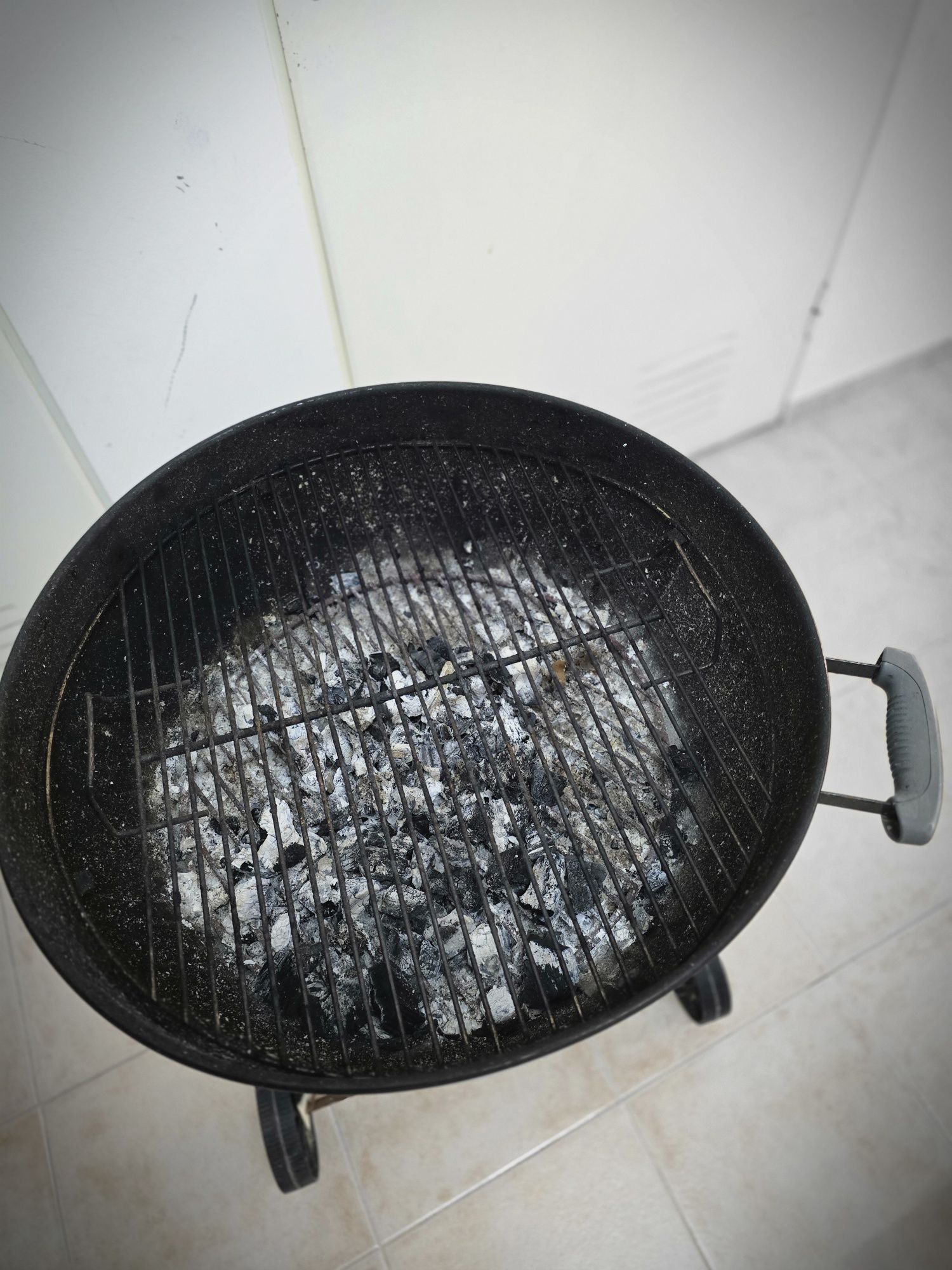 Grelhador a carvão da Weber Classic Kettle 57 cm