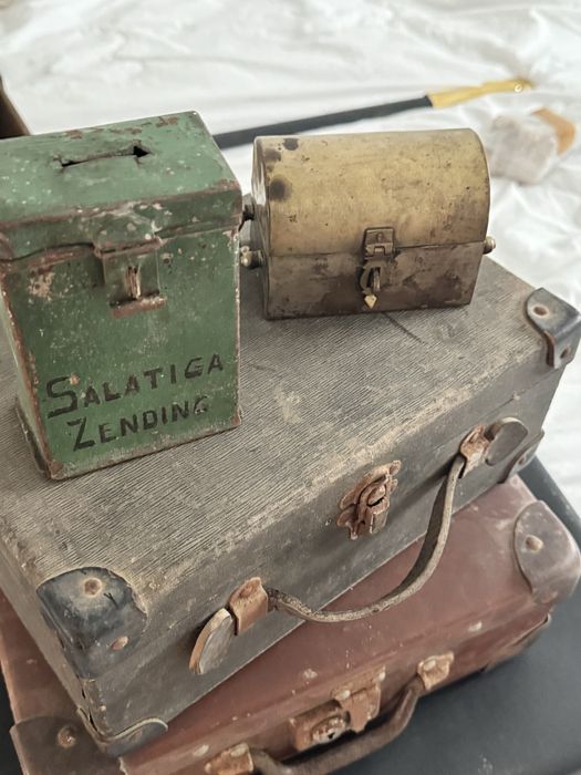 Conjunto 3 malas antigas e 2 caixas metalicas antiguidades