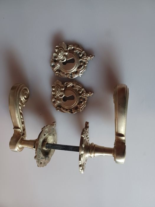 Duże klamki mosiężne.