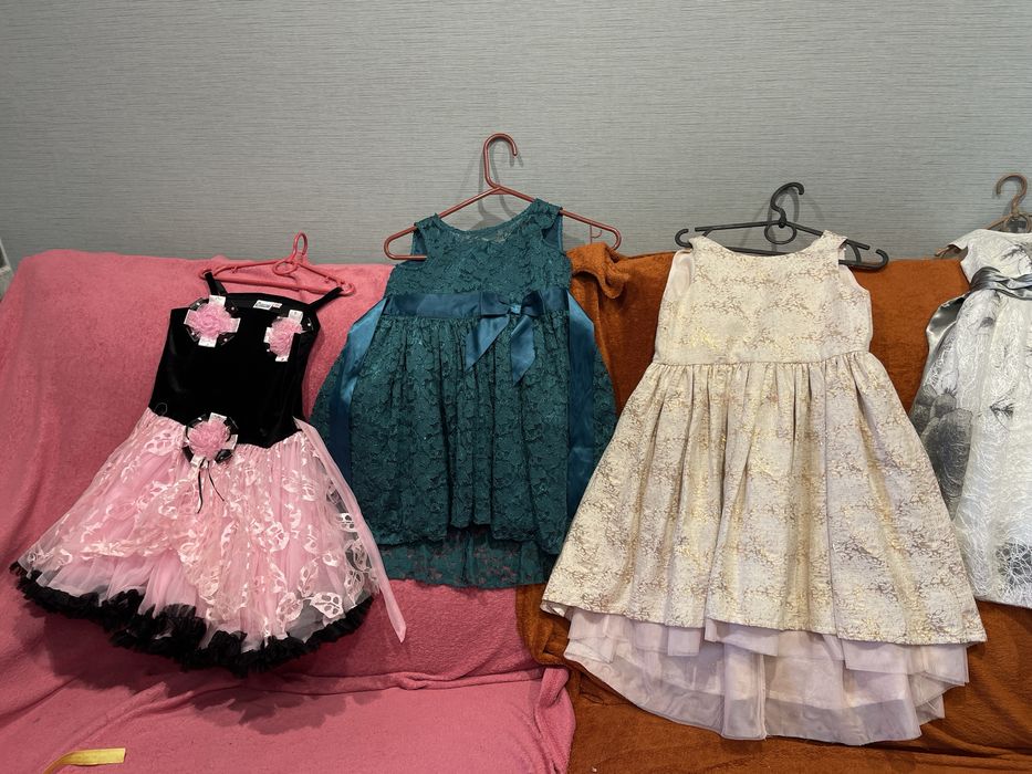 Платье очень нарядное для девочки 3-5 лет комплектом