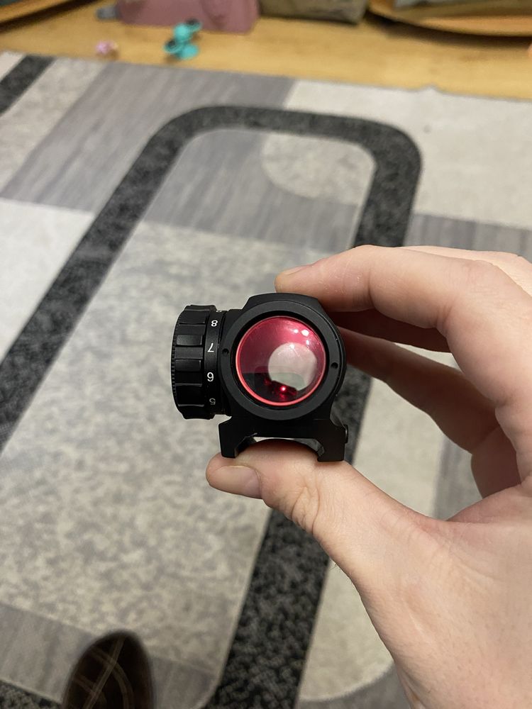 Коліматорний приціл Minox