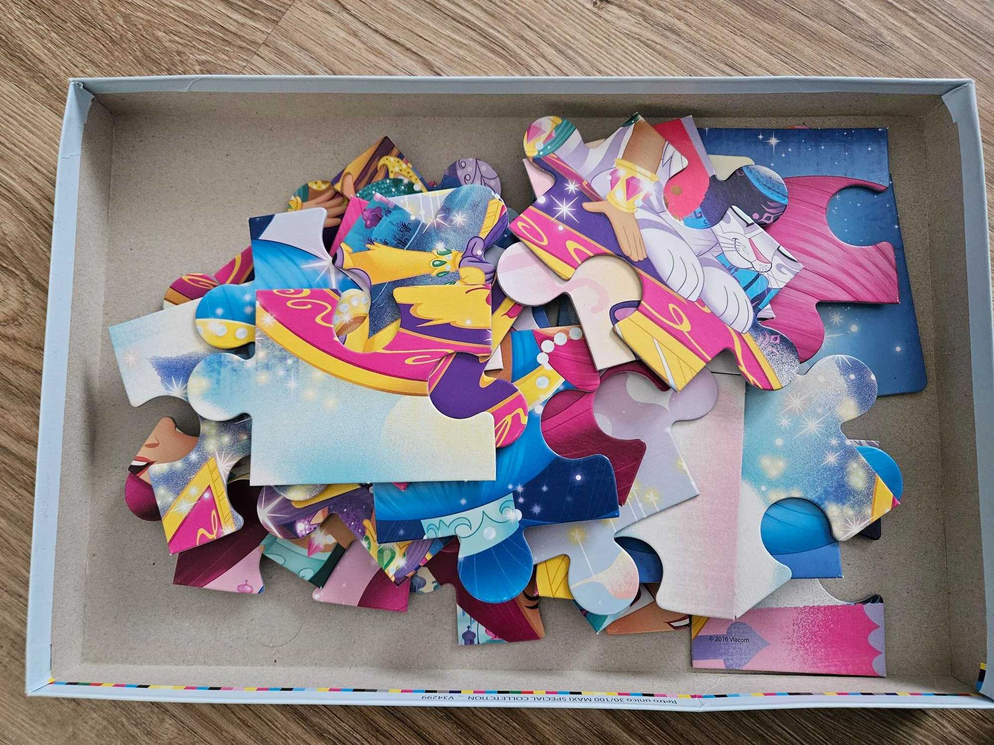 Shimmer & Shine_puzzle i książka z figurkami