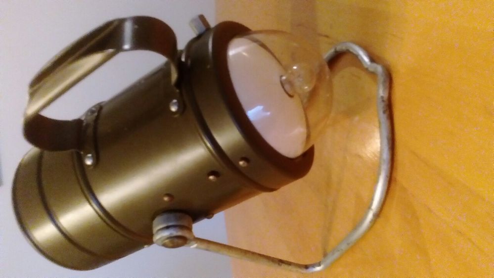 Stara wojskowa lampa Varta nr 675 rok 1965