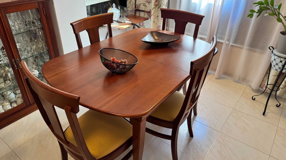 Mesa de Sala Extensível em Cerejeira com 4 cadeiras