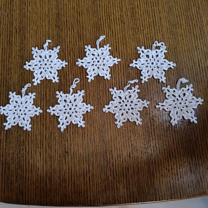 Śnieżynki robione szydełkiem 7 sztuk