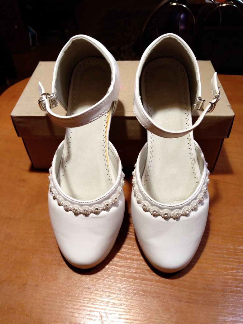 Pantofle białe komunijne  na obcasie rozmiar 35